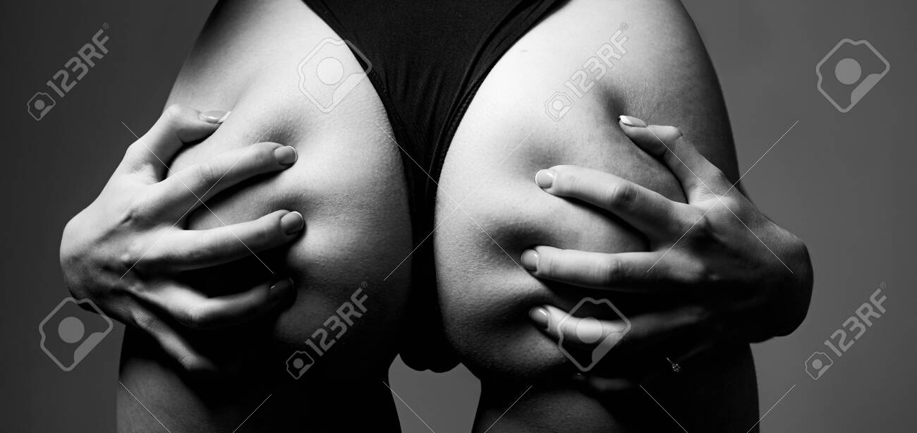 Lesbensex. Dessous-Modell. Sexy Hintern In Weiblichen Hnden. Groes Schnes Mdchen. Erotische Dessous. Schlanke Frau Im Hschen. Schlag Das Ges. Leidenschaftliche Liebhaber. Frau Im Bikini Hautnah Lizenzfreie Fotos Bilder und Stock Fotografie. Image