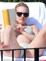 Elisabeth Moss Nude And Sexy Bikini Photos