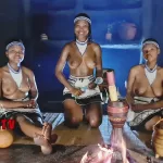 Topless Zuid -Afrikaanse meisjes praten over geesten