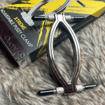 Schaamlippen vangen in de Adjustable pussy clamp