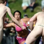 FOTOSPECIAL. Dames gaan naakte heren te lijf op rugbyveld