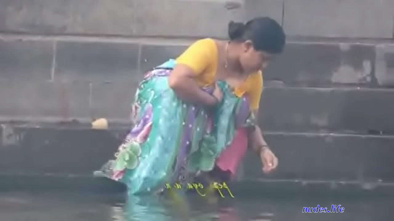 desi aunty open baths video