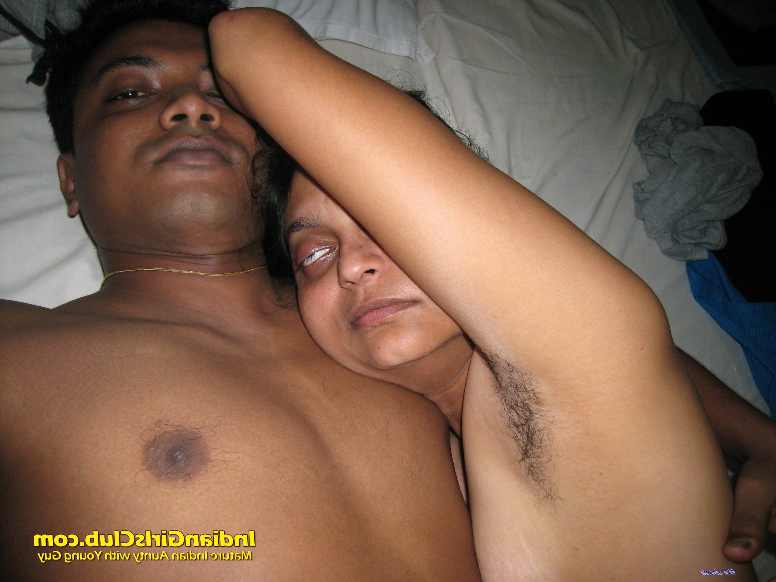 Indian mature aunty nude