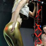 musician flashing pussy pictures in accidentally