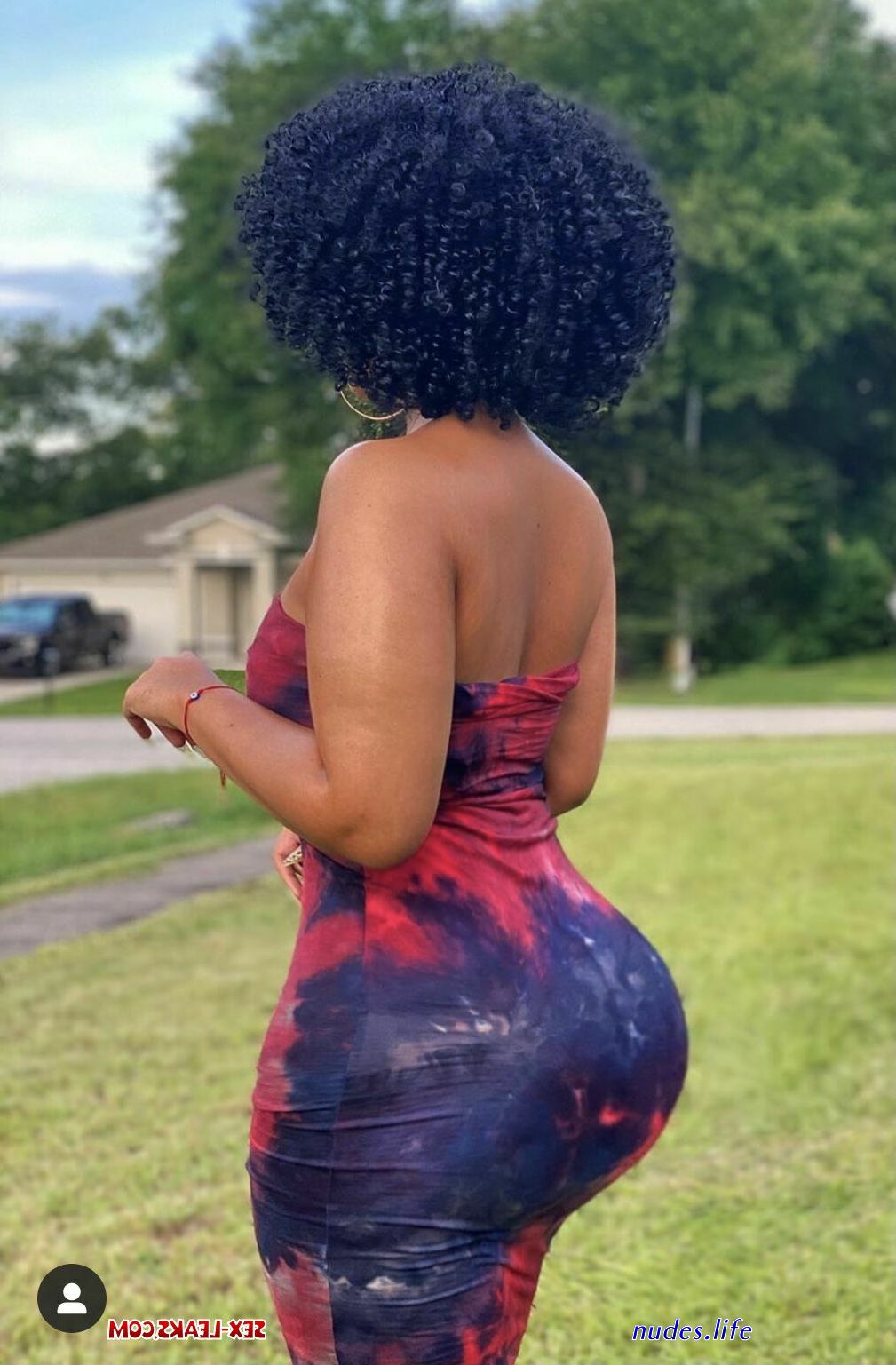 Wide hips round big butt ebony twerking in tight skirt from africa