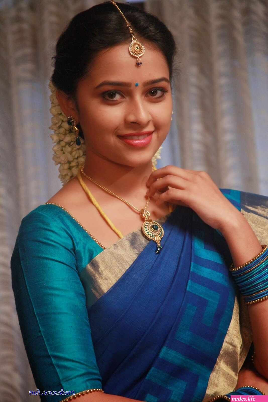 Tamil aunty hot saree stills