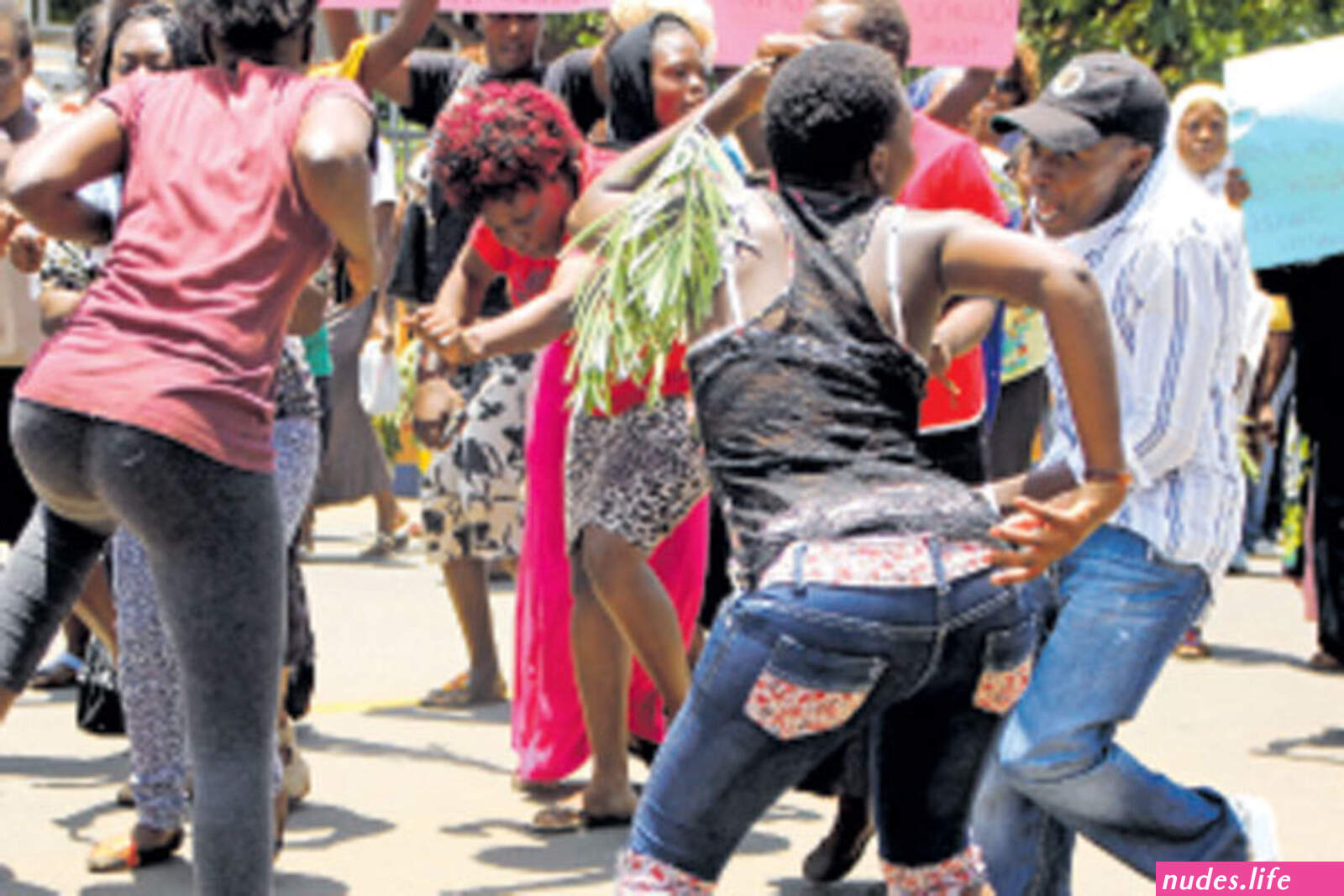 African fight street nude