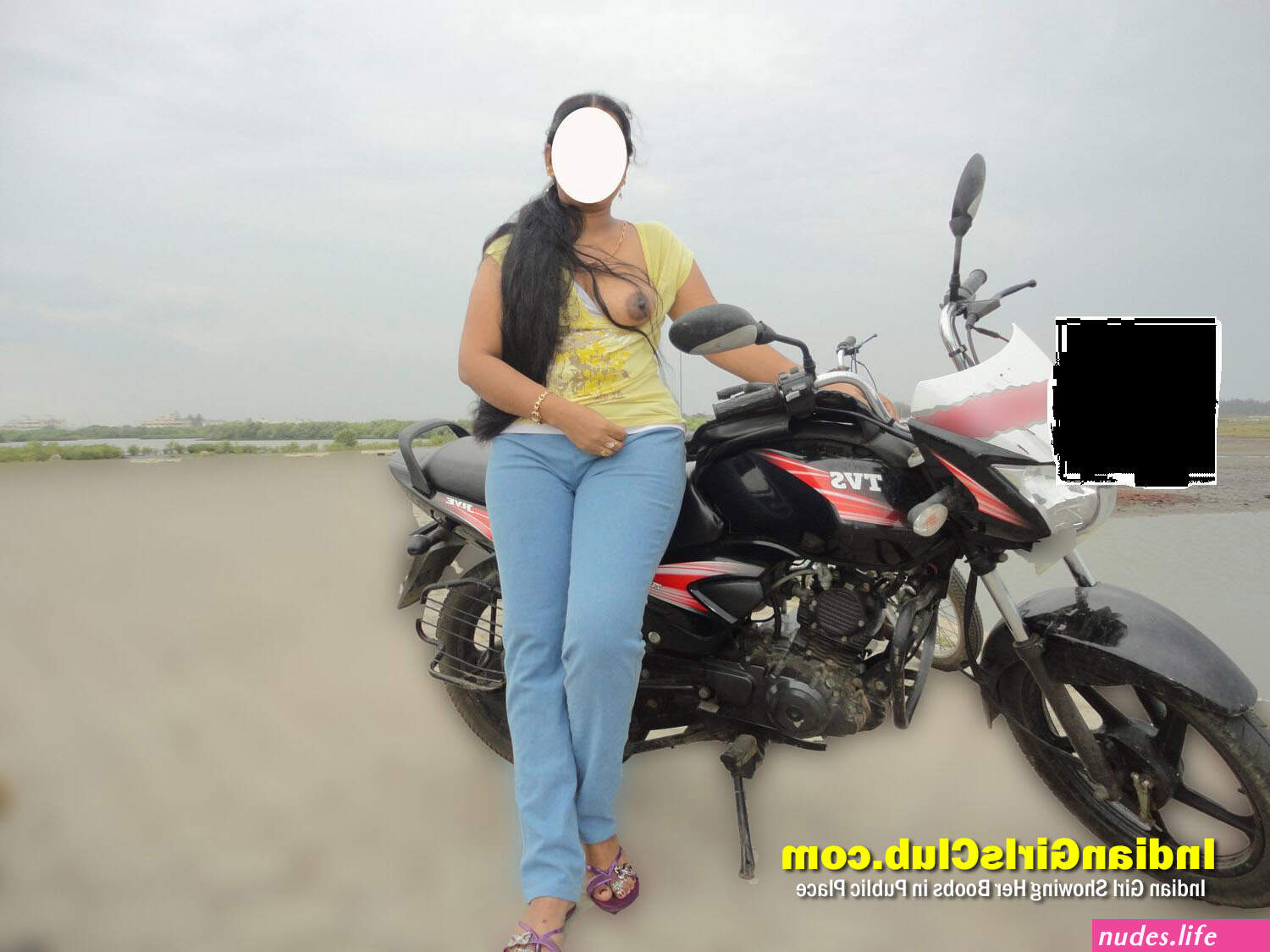 Desi boob show in public