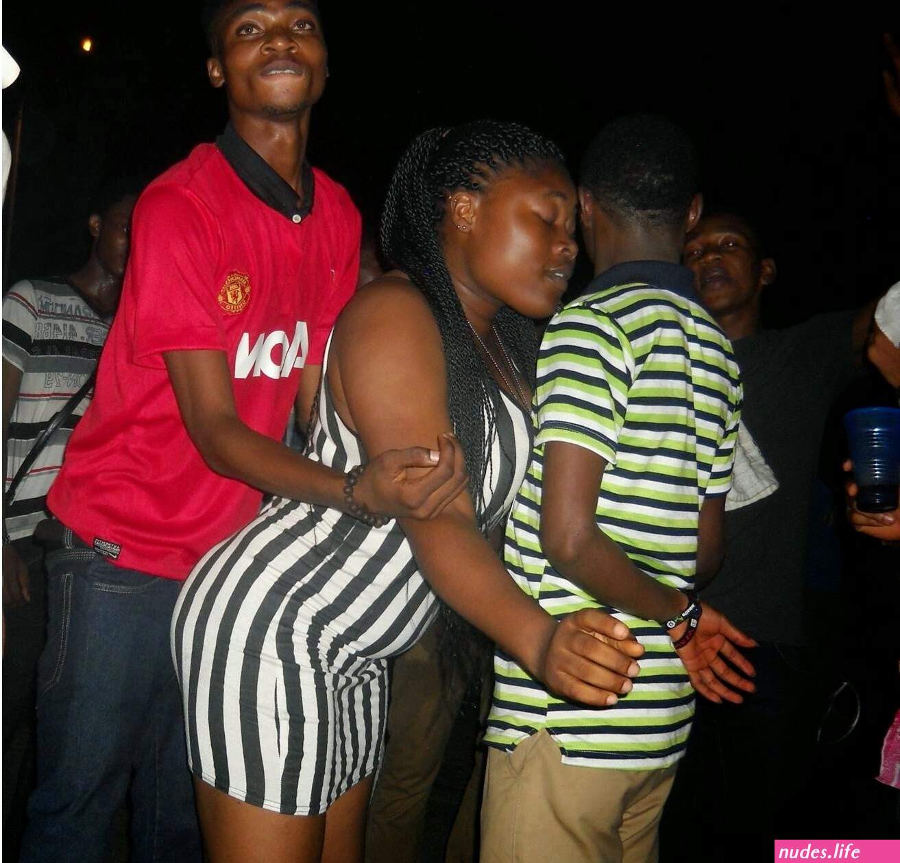 Mauno ya wadada wakiwa uchi kabisa