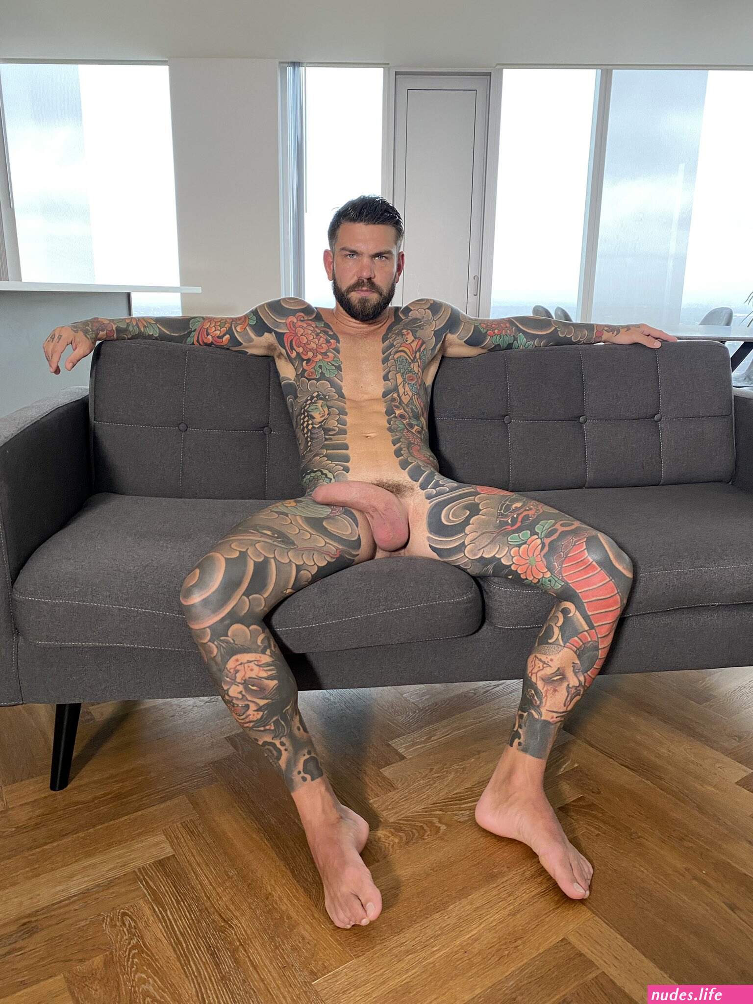 Hombres desnudos en