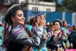 Mujer Peruana Bailando crowd free image download
