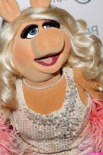 Miss Piggy Is A Feminist Icon A Style Icon Illustrated By Her 9 Best Fashion