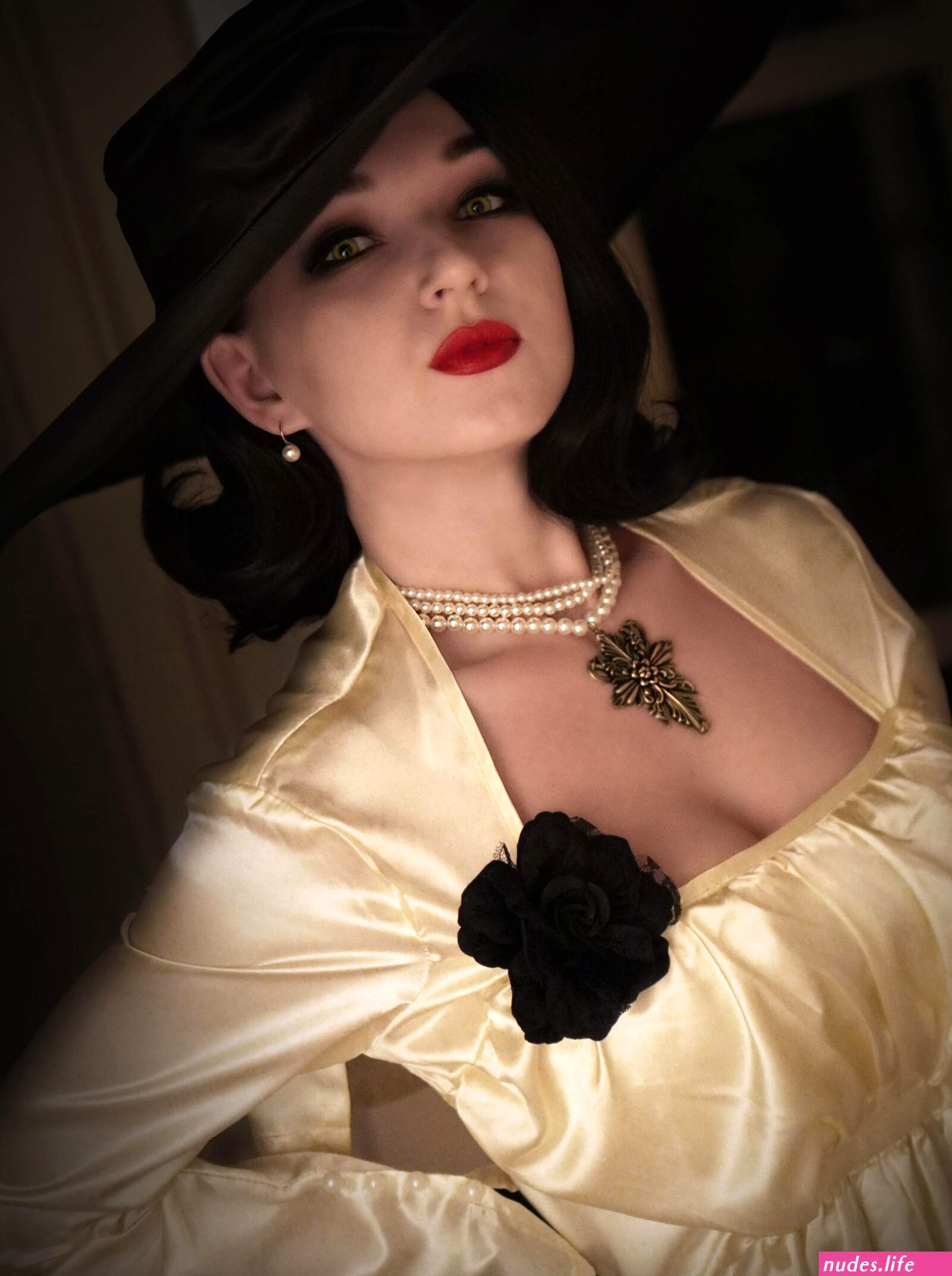 Lady dimitrescu nude cosplay