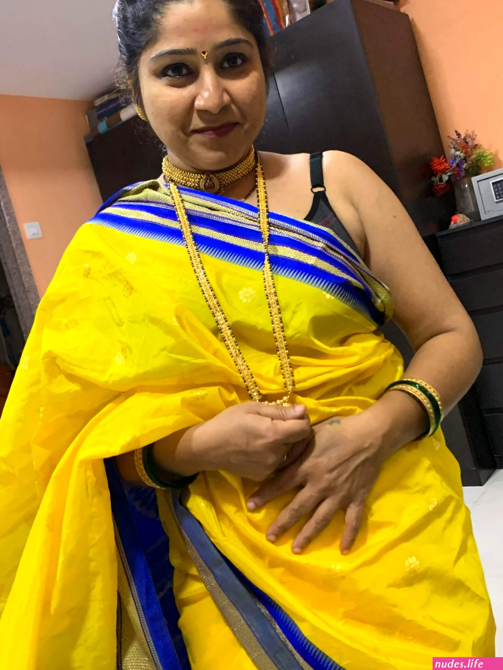 Aunty show nude boobs from saree jacket