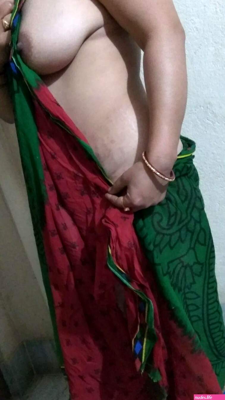 Nude aunty in saree photo