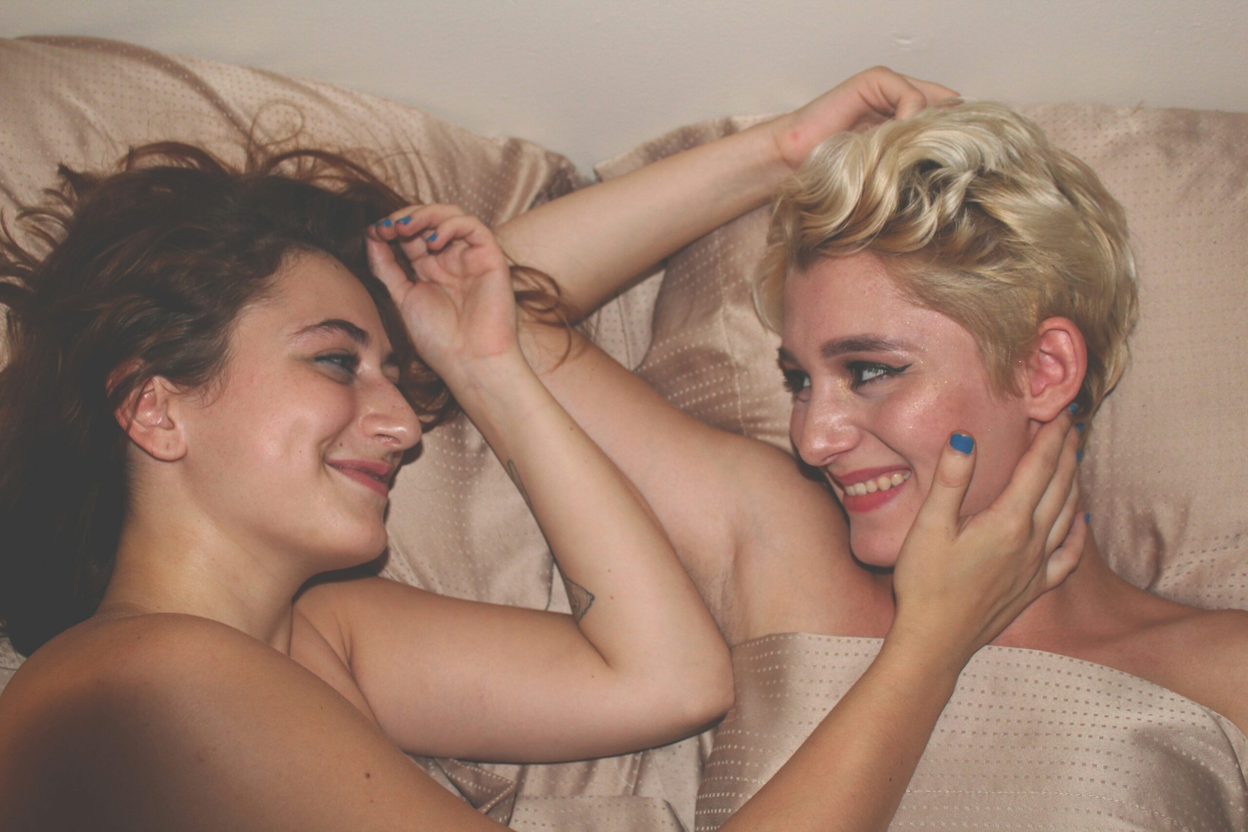 Lesbian fusting