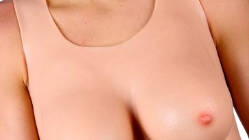 Cupping boobs